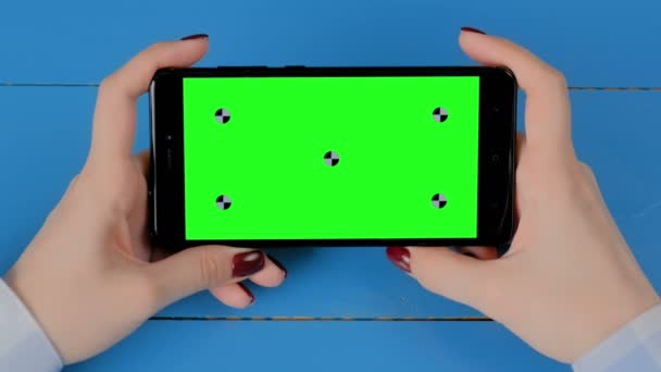 Femme regardant smartphone noir avec écran vert vide - concept clé chroma - Séquence, vidéo