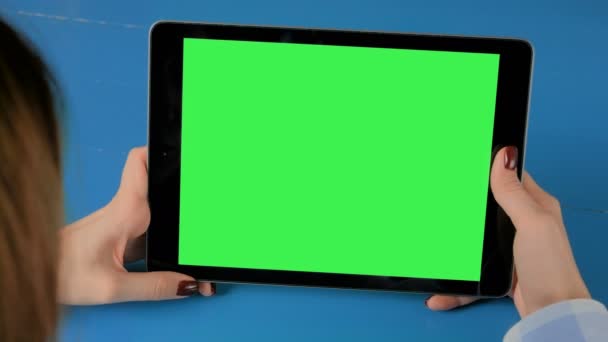 Mujer mirando a la tableta con pantalla verde - croma concepto de pantalla clave
 - Imágenes, Vídeo