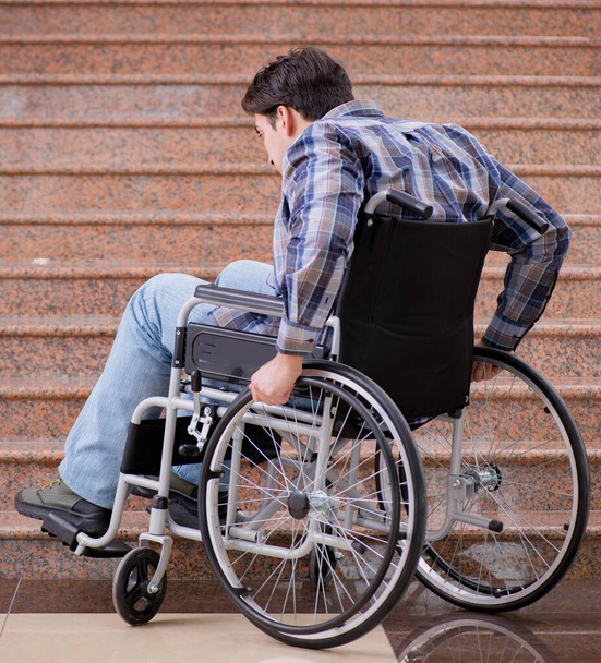 Инвалид на инвалидной коляске имеет проблемы с лестницей - Фото, изображение