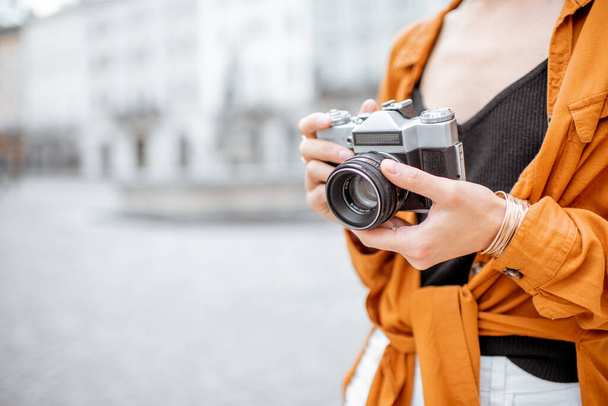 Турист с винтажной фотокамерой - Фото, изображение