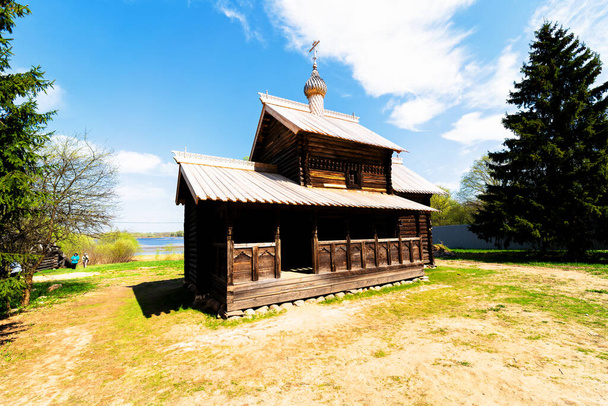 YURIEVO, Rusland - 1 mei 2019: Vitoslavlitsy houten architectuurpark, antiek gebouw openluchtmuseum, Veliky Novgorod, Rusland - Foto, afbeelding