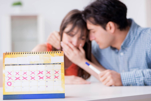 Nuori perhe raskauden suunnittelun konsepti ovulaatiokalenteri - Valokuva, kuva