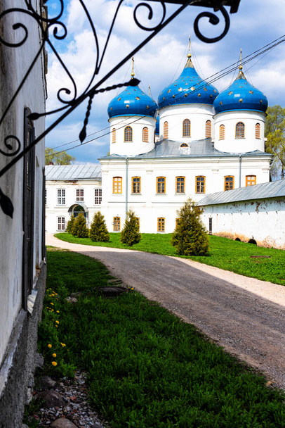 Sankt-Georgs-Kloster in Weliki Nowgorod, Russland. Am Ursprung der Volkhov in der Nähe des Ilmensees gelegen. - Foto, Bild