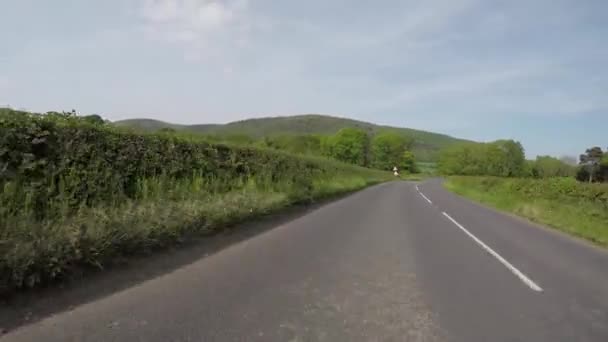 イングランドのExmoor国立公園サマセット道路を通ってPOV運転。車の前に取り付けられたカメラ - 映像、動画