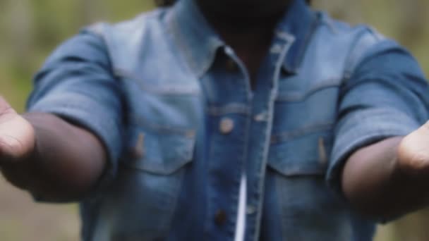 Закрывай. Африканский мужчина с протянутыми руками кладет открытые ладони вместе
 - Кадры, видео