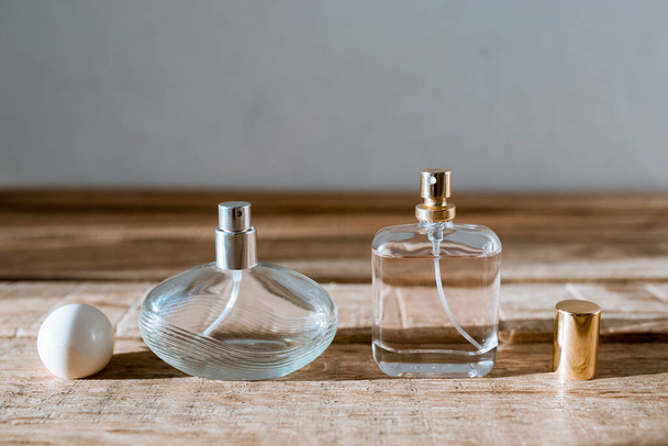 parfém na dřevěném stole se stínem ze slunce  - Fotografie, Obrázek
