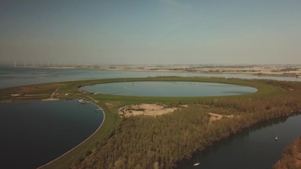 Umělý ostrov IĆ seloog v Holandsku používaný jako depozitář pro ukládání znečištěného bahna - Záběry, video