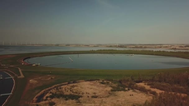 Mesterséges IJsseloog-sziget Hollandiában, amelyet a szennyezett iszap tárolására használnak raktárként - Felvétel, videó