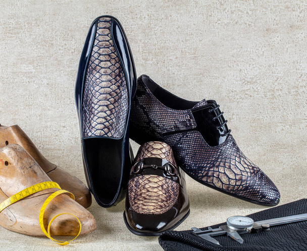 Módní derby boty ruční práce a nástroje výrobce obuvi (kladivo, šála, hřebíky, přadena) .Kožené pozadí.Koncept ševcovka - Fotografie, Obrázek