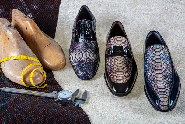 Módní derby boty ruční práce a nástroje výrobce obuvi (kladivo, šála, hřebíky, přadena) .Kožené pozadí.Koncept ševcovka - Fotografie, Obrázek
