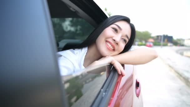 Travel Concept. Beautiful Asian women are happily enjoying the roadside view. 4k Resolution. - Video, Çekim