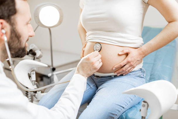 Arzt hört Schwangeren zu - Foto, Bild