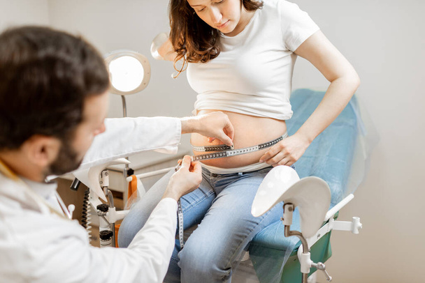 Doctor measuring pregnant womans belly - 写真・画像