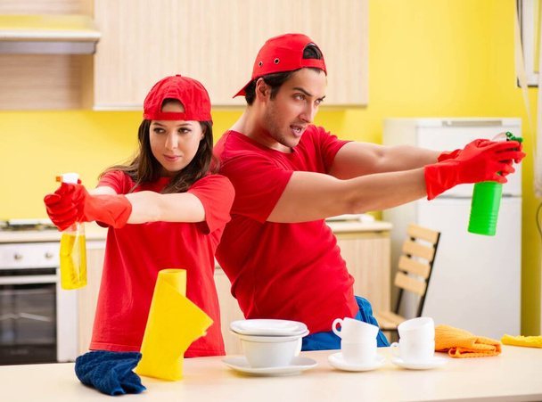 Limpieza de contratistas profesionales que trabajan en la cocina - Foto, Imagen