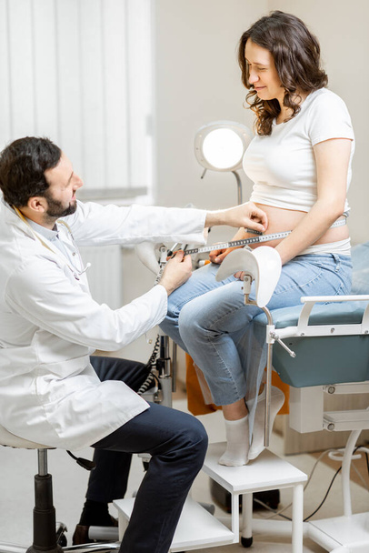 Doctor meten van zwangere vrouwen buik - Foto, afbeelding