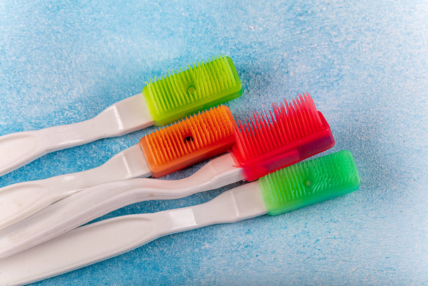 Cepillo de dientes desechable autopastoso. Concepto de salud dental
. - Foto, Imagen