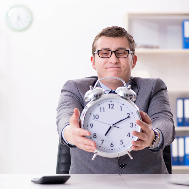 Liikemies työntekijä kiireellinen ja määräaika käsite hälytyksellä - Valokuva, kuva