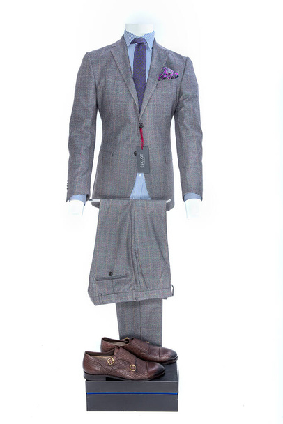 Ανδρικό μπουφάν, πουκάμισο και γραβάτα σε άψυχο μοντέλο. Έννοια βαλίτσας. - Φωτογραφία, εικόνα