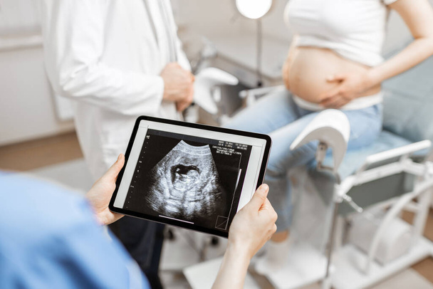 Médicos con ecografía del feto durante el examen - Foto, imagen
