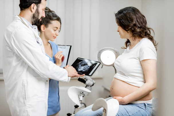 Mujer embarazada durante un examen médico en el hospital - Foto, Imagen