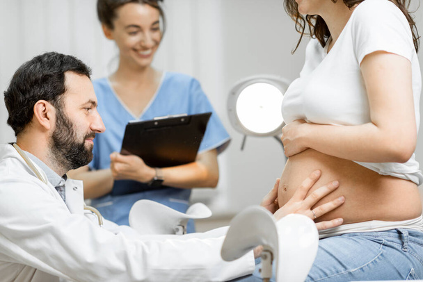 Έγκυος κατά τη διάρκεια ιατρικής εξέτασης στο νοσοκομείο - Φωτογραφία, εικόνα