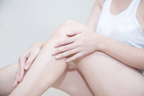 Eristetty aasialainen nainen soveltamalla kosteusvoide Cream hänen jalka - Valokuva, kuva