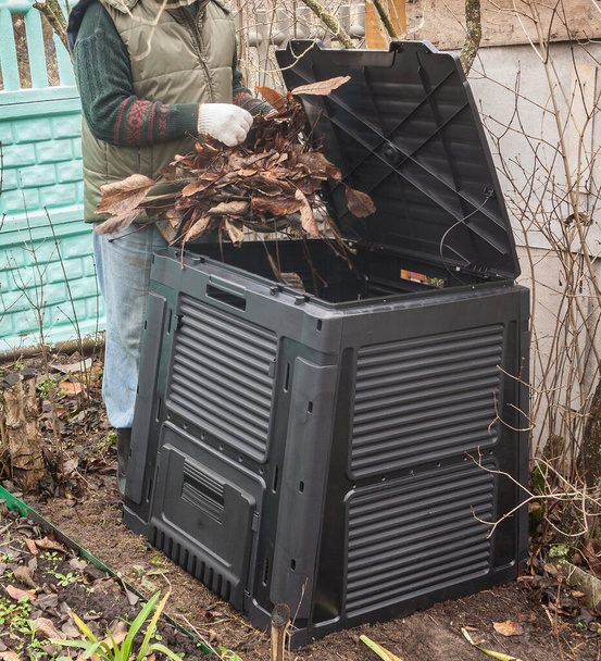 Заповнення композитного бункера опалим листям для екологічного ґрунту
 - Фото, зображення