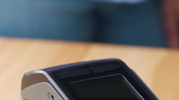 Απεριόριστη πληρωμή με το smartphone σας με πράσινη οθόνη mock-up. Ασύρματη έννοια πληρωμής. Κοντινό πλάνο, γυναίκα που χρησιμοποιεί το smartphone χωρίς μετρητά τεχνολογία πορτοφόλι NFC για να πληρώσει την παραγγελία στο τερματικό τράπεζα. - Πλάνα, βίντεο