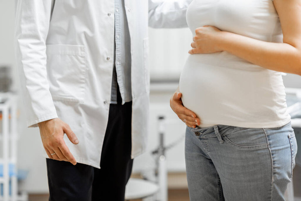 Lääkäri raskaana olevan naisen kanssa toimistossa - Valokuva, kuva