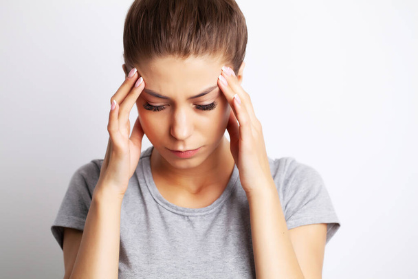 Päänsärky, uupunut nuori nainen kärsii sietämättömästä päänsärystä - Valokuva, kuva