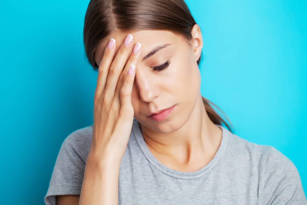 Dor de cabeça, mulher jovem exausta tem sofrimento de dor de cabeça insuportável
 - Foto, Imagem