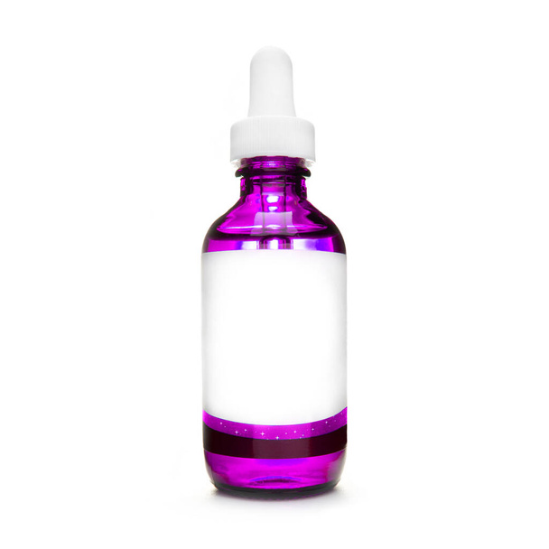 roze fles met pipet. druppelflesje met serum. cosmetische olie op witte achtergrond. etherische oliën geïsoleerd. natuurlijke olie fles. container - Foto, afbeelding
