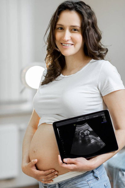 妊娠中の女性と超音波スキャンの彼女の赤ちゃん - 写真・画像