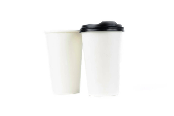 A row of paper coffee cups on a white background.Glasses for coffee and tea of different sizes isolated on white background. Hot coffee, starbucks - Zdjęcie, obraz