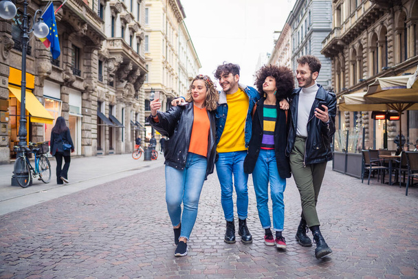 Grupo de amigos caminando al aire libre divirtiéndose - Amigos turista caminando tomando selfie - viajero, sociable, concepto de unión
 - Foto, Imagen