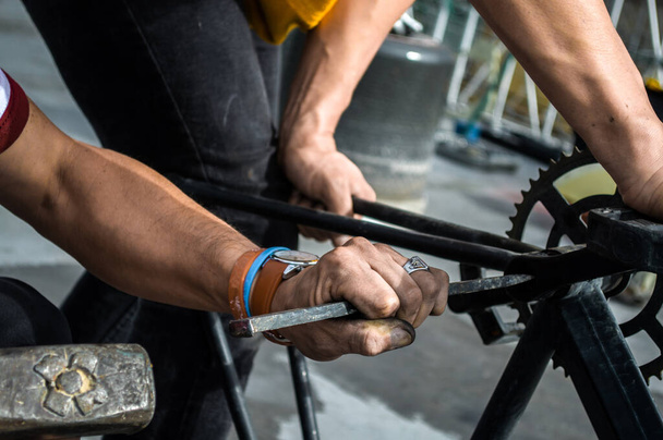Zwei Mechaniker reparieren ein Fahrrad - Foto, Bild