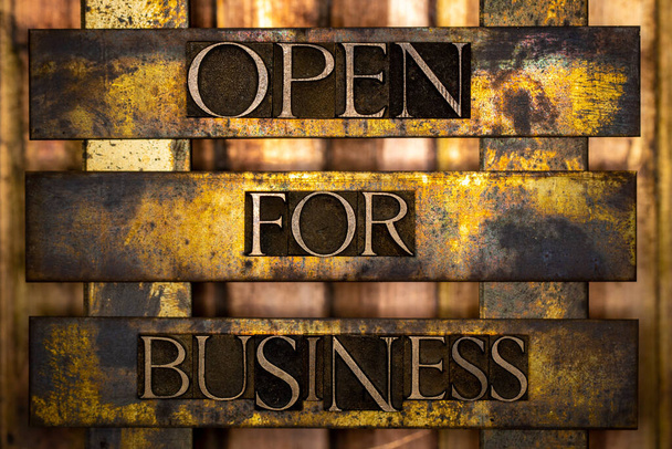 Текст Open for Business сформирован из настоящих букв на винтажной текстурированной серебряной граненой меди и золотом фоне
 - Фото, изображение
