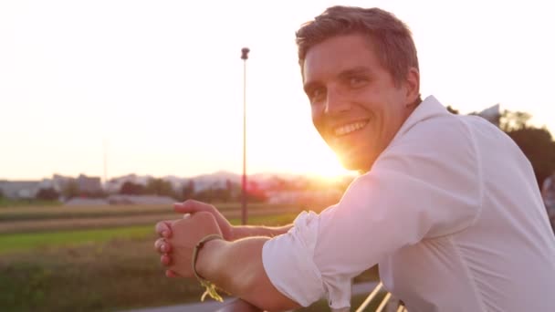 ZÁRVA: magabiztos kaukázusi férfi feladja a hüvelykujját a festői arany napfelkeltekor. - Felvétel, videó