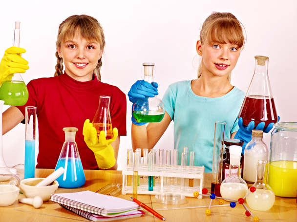 Bambini in classe di chimica
. - Foto, immagini