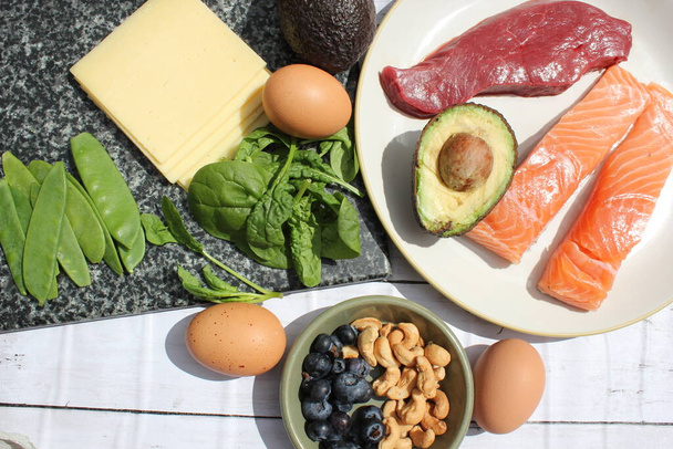 gluteeniton ketogeeninen vähähiilihydraattinen paleo-tyyppinen ruokavalio proteiinipohjainen liha kala maitotuotteet munat vihannekset marjat ja pähkinät - Valokuva, kuva