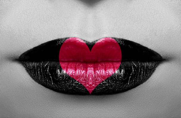 Kırmızı kalpli Glamour kavramı siyah beyaz fotoğraf - Fotoğraf, Görsel