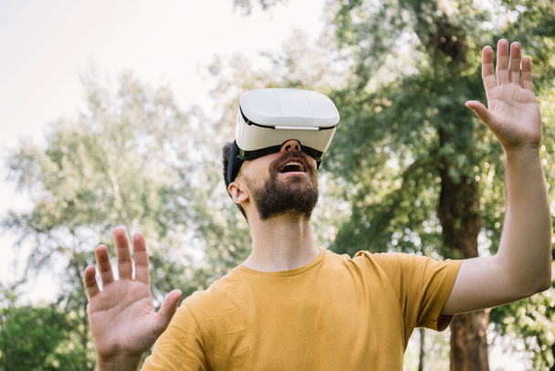 Mann mit Virtual-Reality-Brille im Freien  - Foto, Bild