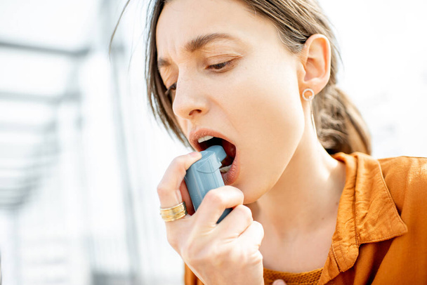 Femme asthmatique utilisant un inhalateur à l'extérieur - Photo, image