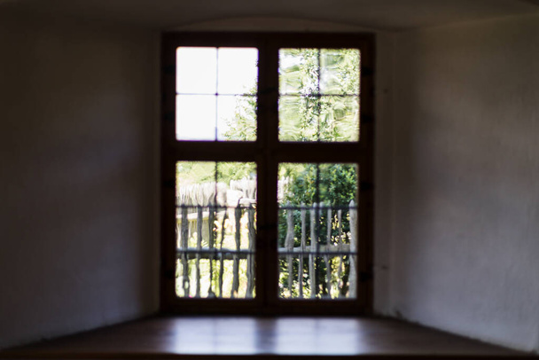  Fensteraussicht aus einem alten Landhaus, Fotografie von innen. - Foto, immagini