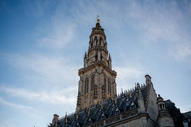 Torre del campanario del Ayuntamiento al atardecer en la plaza principal de Arras, Pas de calai, Francia el 30 de septiembre de 2019
 - Foto, Imagen