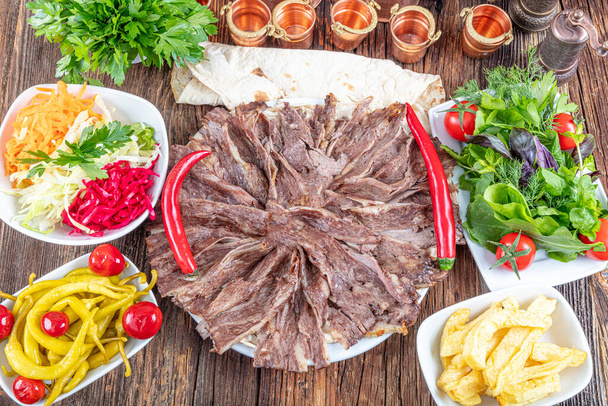 Turco Doner Kebab en el plato. Nutrición proteica, alimentación limpia, concepto de dieta. Restaurante de comida de estilo turco doner kebab
. - Foto, Imagen