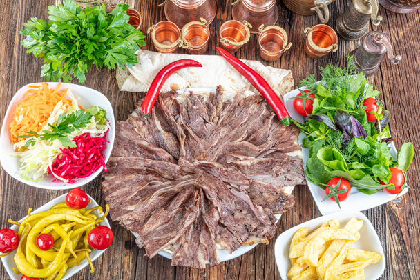 Turco Doner Kebab en el plato. Nutrición proteica, alimentación limpia, concepto de dieta. Restaurante de comida de estilo turco doner kebab
. - Foto, Imagen