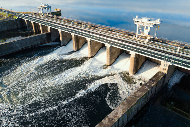 Presa con agua que fluye a través de puertas. Central hidroeléctrica, vista aérea - Foto, imagen