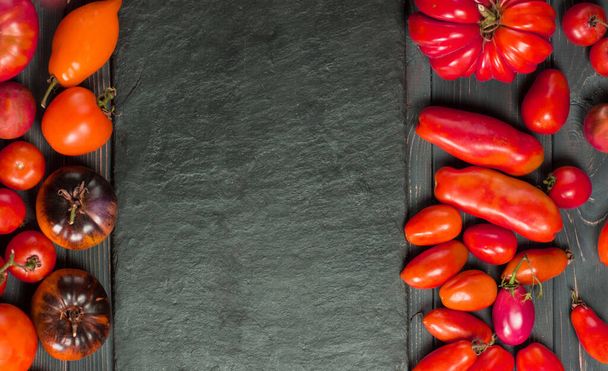 Misture o fundo de tomates. Várias variedades de tomates no dia de verão. Diferentes tipos de tomates coloridos variados
. - Foto, Imagem