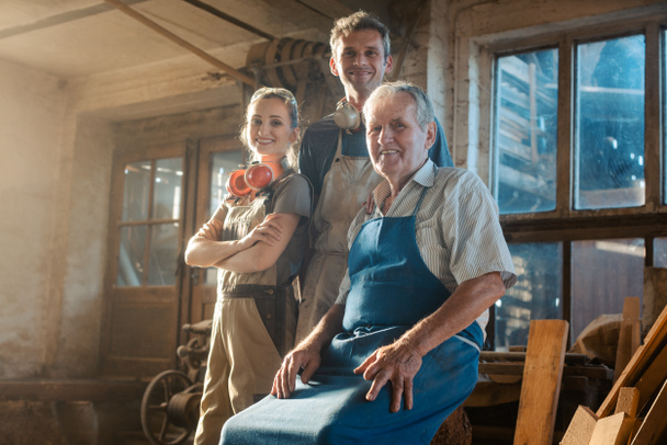 Generationen von Schreinern in der Werkstatt ihres Familienunternehmens - Foto, Bild